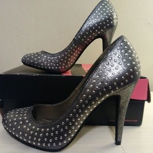 New Michael Antonio Metallic Pumps